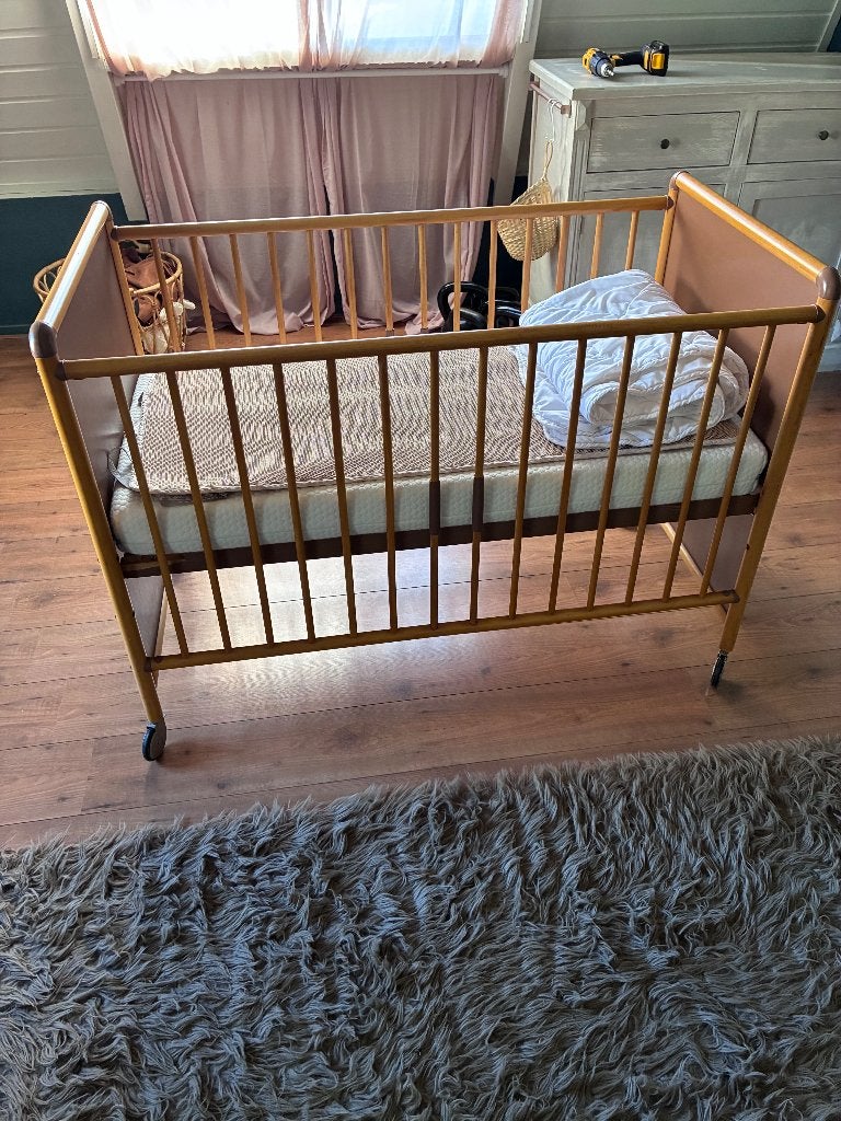 Vintage houten ledikantje incl Aerosleep matras en topper, Ophalen, Gebruikt, Minder dan 140 cm, Matras
