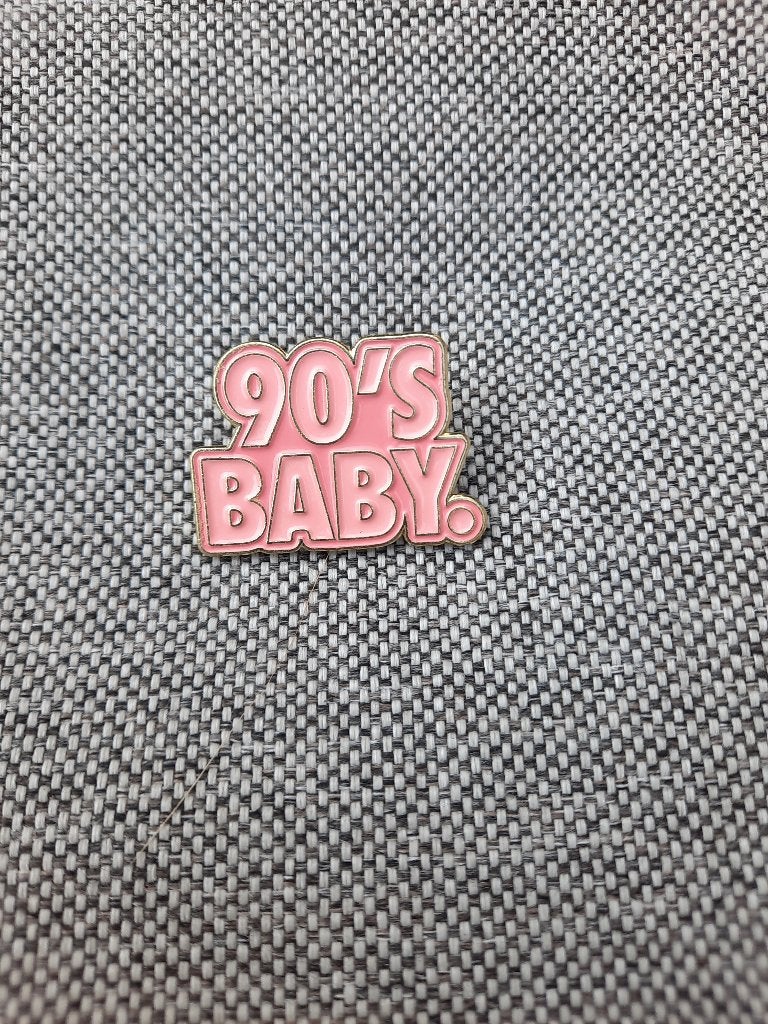 1 leuke pin met de tekst - 90's Baby - te koop, Verzamelen, Ophalen of Verzenden, Nieuw, Overige onderwerpen, Speldje of Pin