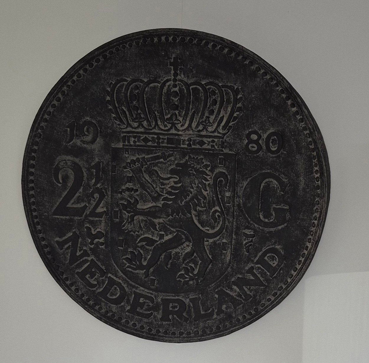 Groot wandbord 2 1/2 Gulden 1980 - 60 cm doorsnede, Antiek en Kunst, Ophalen of Verzenden