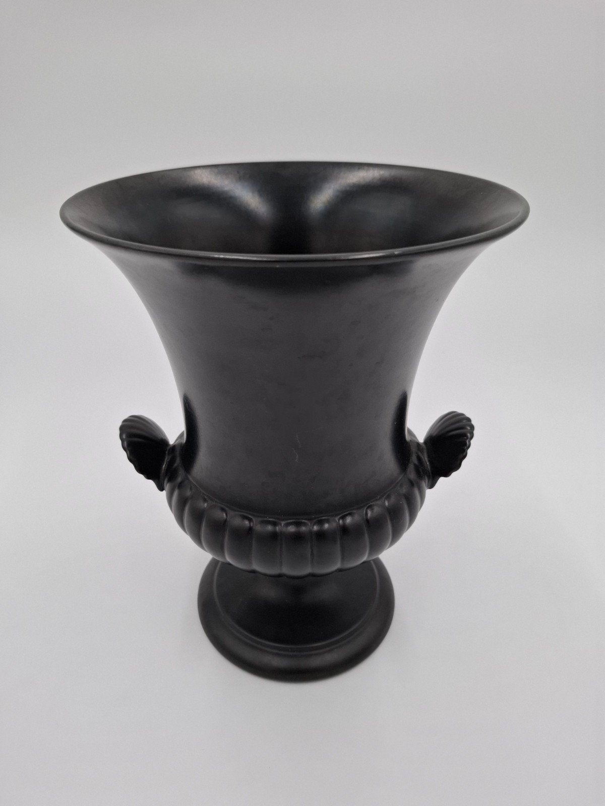 Wedgwood Ravenstone zwarte urn vaas, Antiek en Kunst, Ophalen of Verzenden