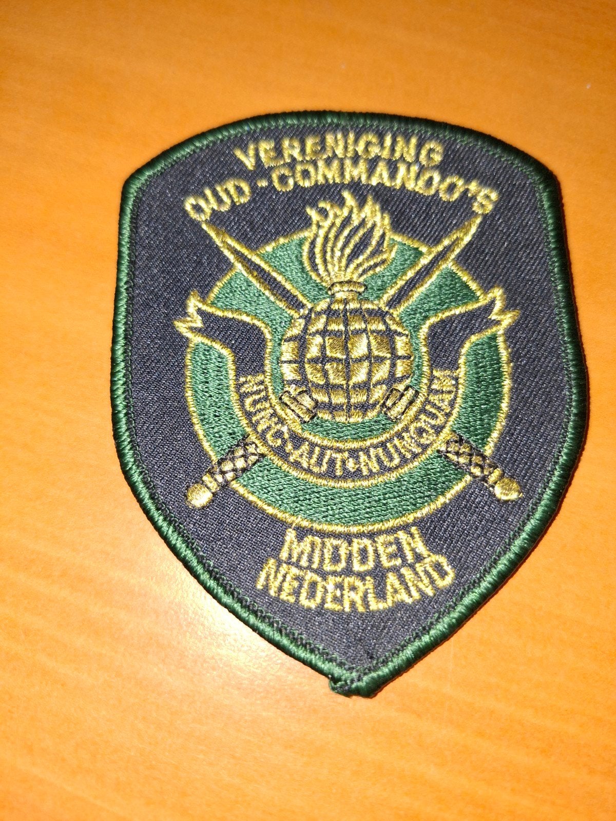 embleem vereniging oud-commando, Ophalen of Verzenden, Landmacht, Nederland, Embleem of Badge