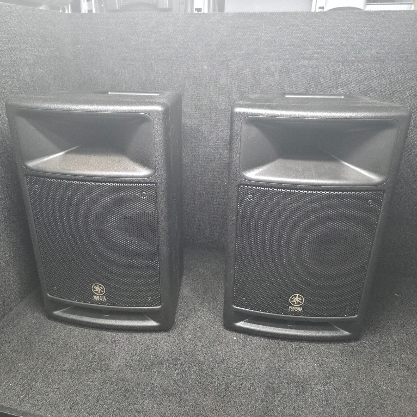 YAMAHA stagepas 300  speakers  2x