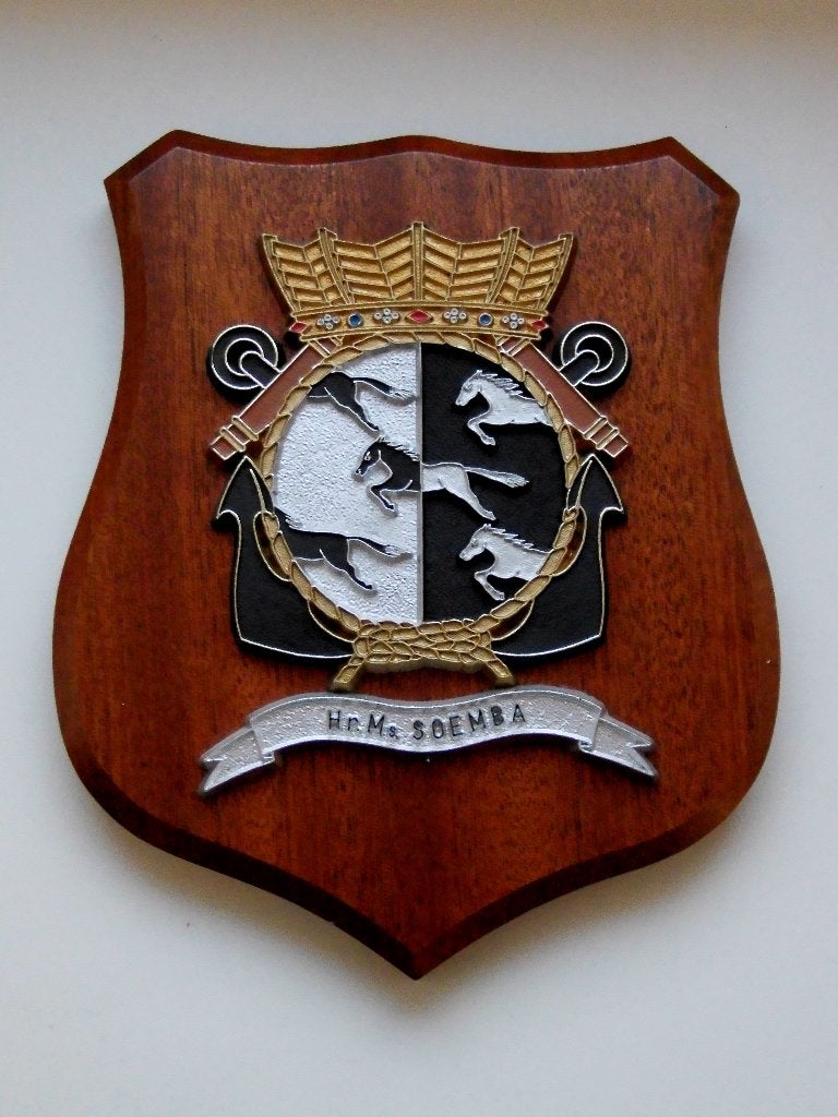 Wapenschild Koninklijke Marine Hr. Ms. Soemba, Verzamelen, Verzenden, Marine, Nederland, Embleem of Badge