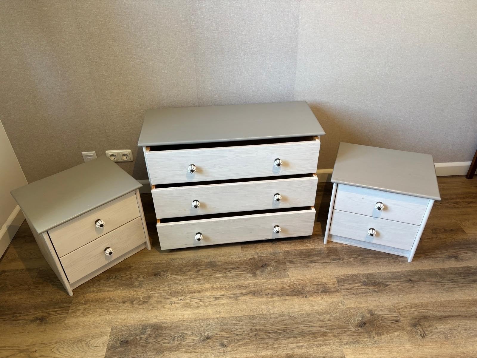 Complete grenen slaapkamerset: commode & 2 nachtkastjes, Ophalen, Gebruikt, 55 tot 70 cm, 45 tot 65 cm