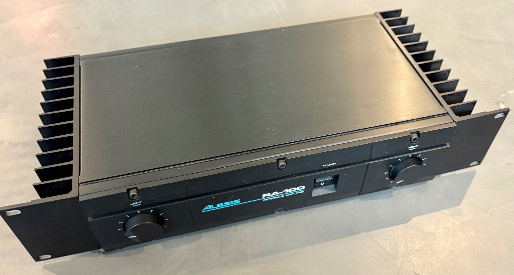Alesis RA100 - Stereo eindversterker, Zo goed als nieuw, 60 tot 120 watt, Stereo, Ophalen