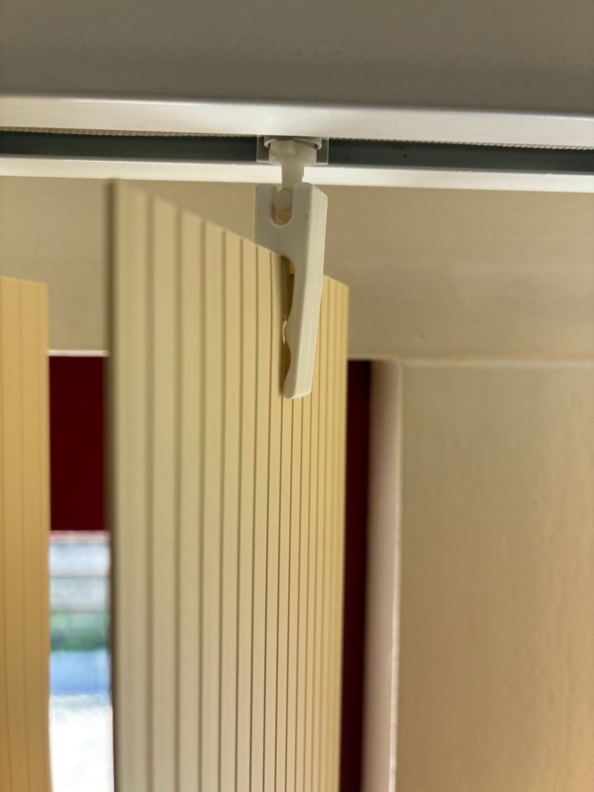 GEZOCHT OPHANGHAAKJES OUD SYSTEEM VERTICALE LAMELLEN., Ophalen, Gebruikt, Lamellen