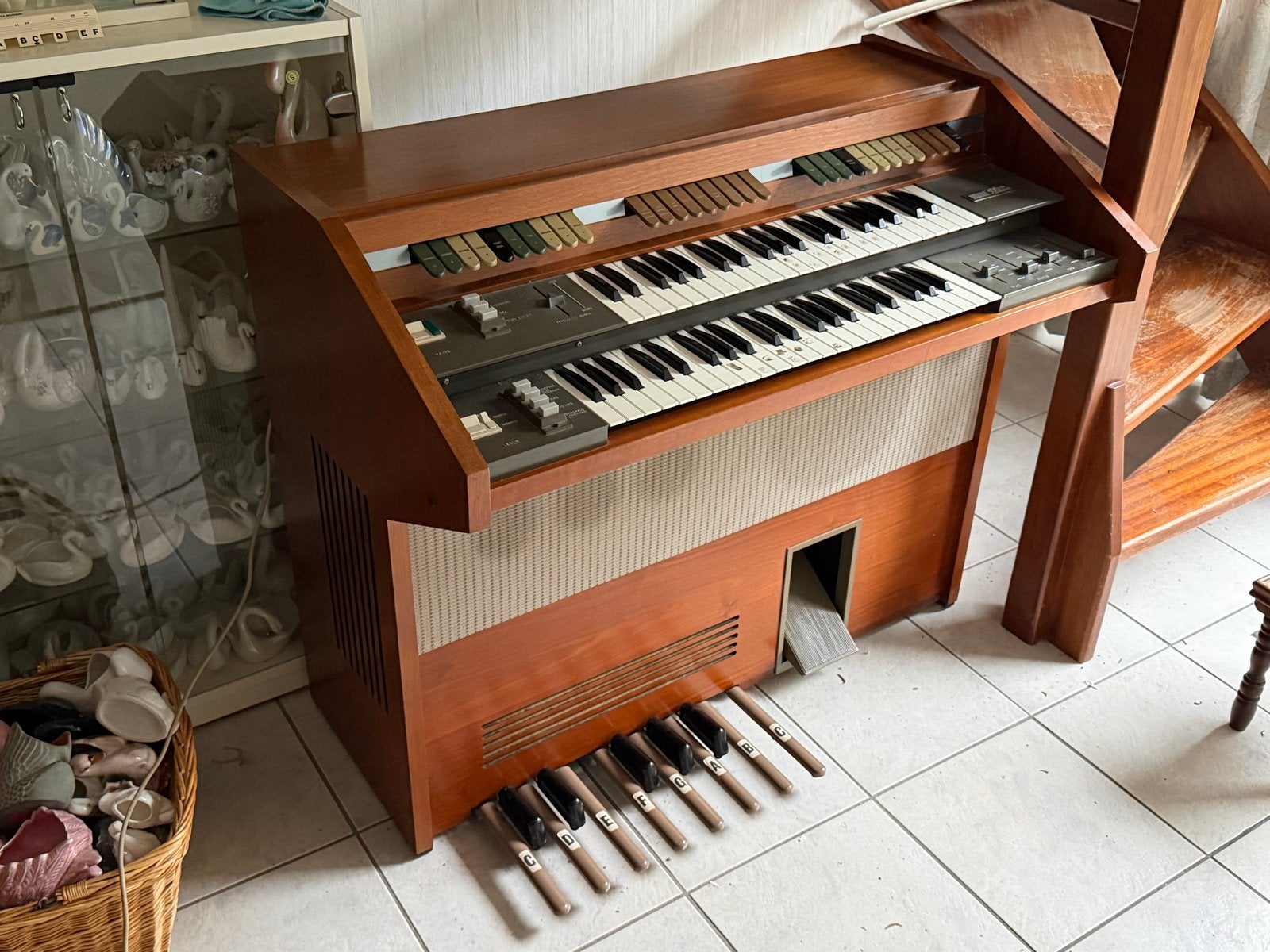 Eminent 300 Unique orgel met 2 klavieren en pedalen + stoel, Ophalen, Zo goed als nieuw, 2 klavieren, Orgel