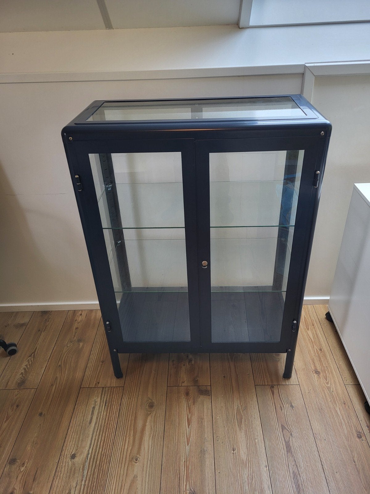 Glazen vitrinekast met metalen frame - Blauw, Huis en Inrichting, 100 tot 150 cm, Glas, Modern, 25 tot 50 cm
