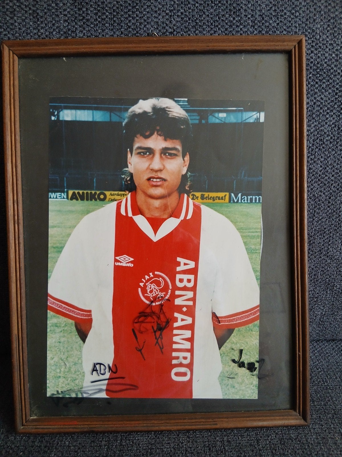 Gesigneerde foto van jari litmanen in Ajax-shirt, Verzamelen, Sportartikelen en Voetbal, Ophalen, Zo goed als nieuw, Ajax, Shirt
