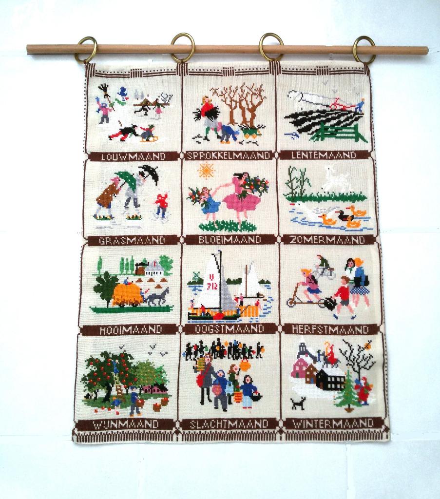 BENAMINGEN MAANDEN VAN HET JAAR 60x45 WANDKLEED MERKLAP, Hobby en Vrije tijd, Borduren en Borduurmachines, Zo goed als nieuw, Overige typen