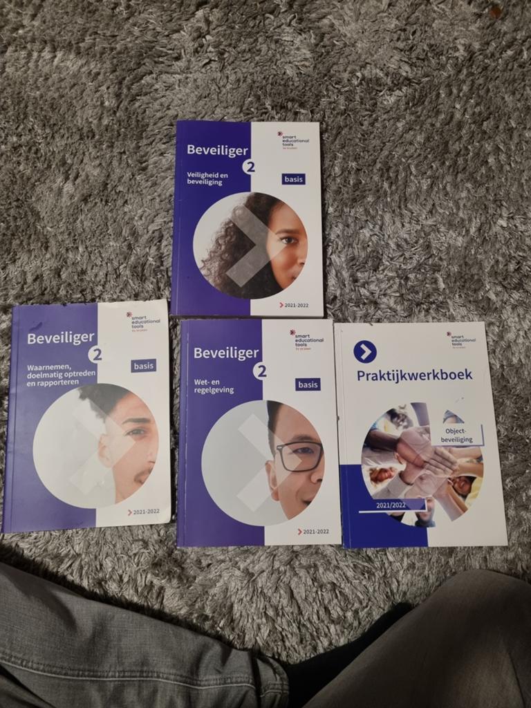 Beveiliger 2 Basis boeken (2021-2022), Boeken, Ophalen of Verzenden, Gelezen, MBO