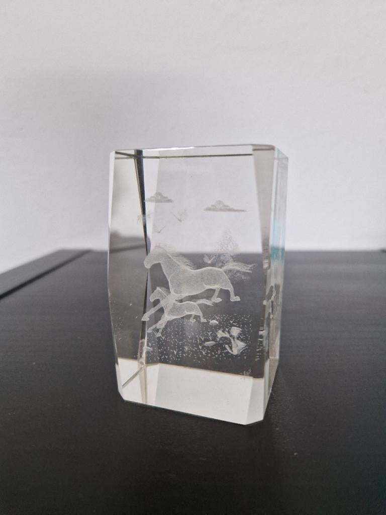 Glazen kubus met 3D paarden gravure - 8 cm hoog, Verzamelen, Ophalen of Verzenden
