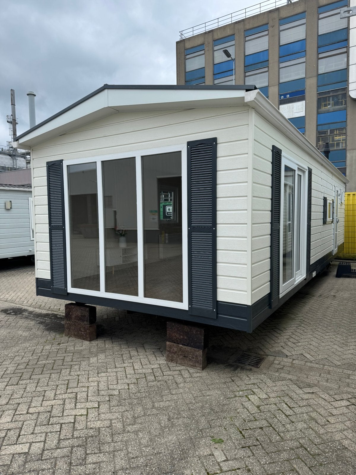 **Kunststof chalet 9.90 x 3.70 2 slaapkamers 23.750,-**, Tot en met 4