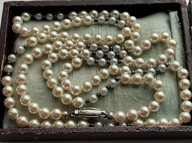 GEKNOOPT COLLIER MET WITTE EN GRIJZE PARELS, 835 ZILVER SLOT, Verzenden, Zilver, Ketting