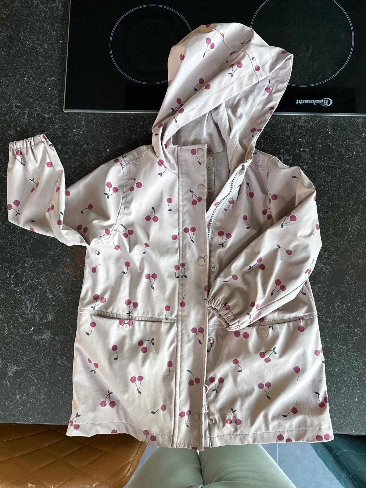 Vertbaudet gevoerde regenjas kersenprint maat 110, Kinderen en Baby's, Ophalen of Verzenden, Gebruikt, Jas