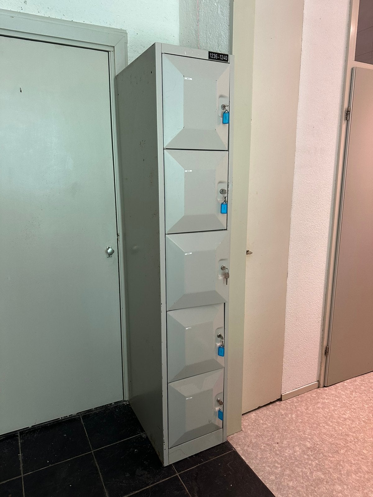 Vintage metalen lockerkast, Ophalen, Zo goed als nieuw