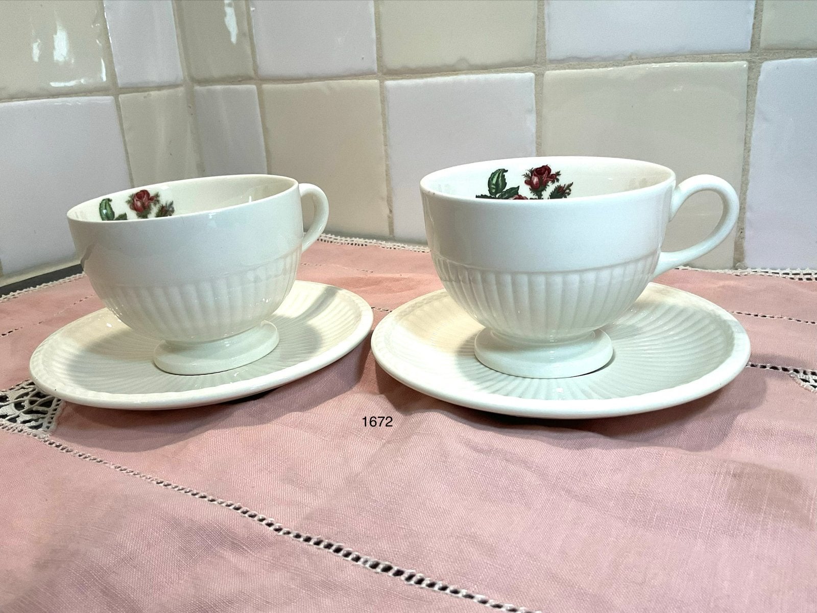 2 Wedgwood Moss Rose theekopjes en schotels, Huis en Inrichting, Keuken | Servies, Gebruikt, Kop(pen) en/of Schotel(s), Klassiek