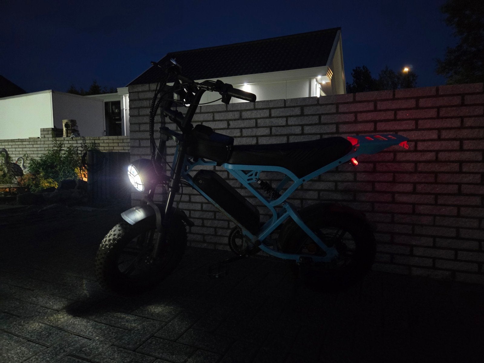 Blauwe e-bike met knipperlicht en gashendel, 145 km, Fietsen en Brommers, Ophalen
