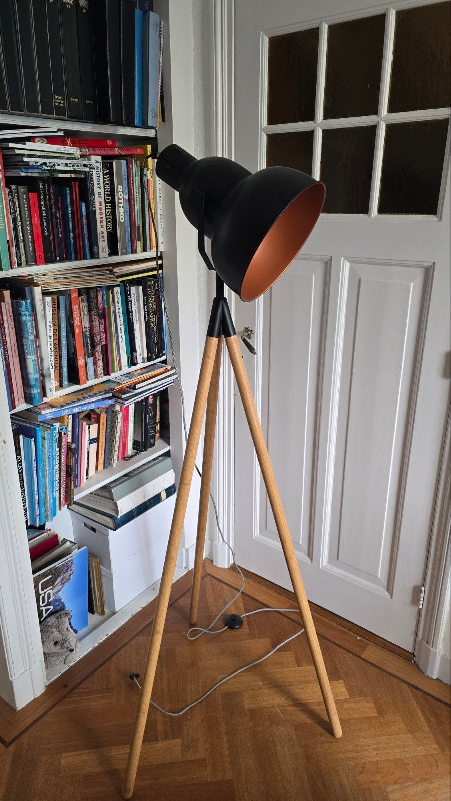 Spotlight vloerlamp met houten statief en zwarte kap, Huis en Inrichting, Lampen | Vloerlampen, Ophalen, Modern, Industrieel, E27 (groot)