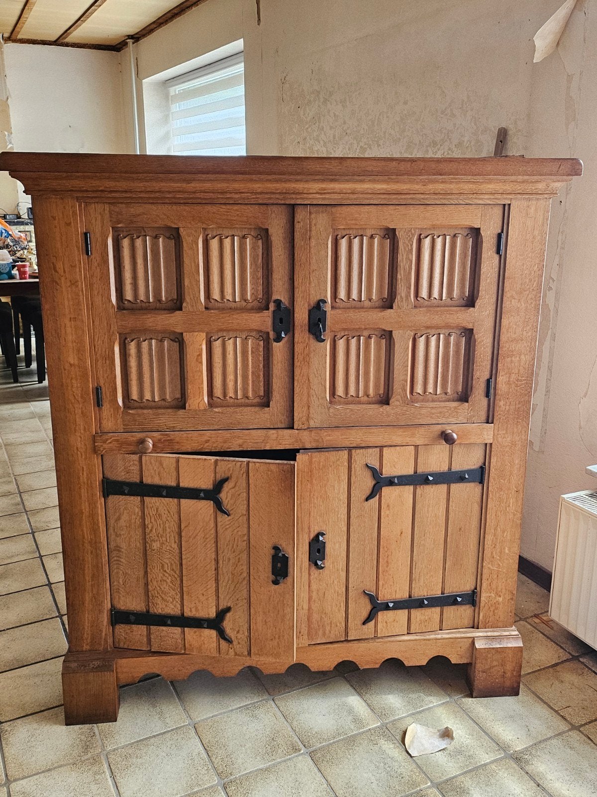 Rustieke eiken kast met Delfts blauw detail, Ophalen