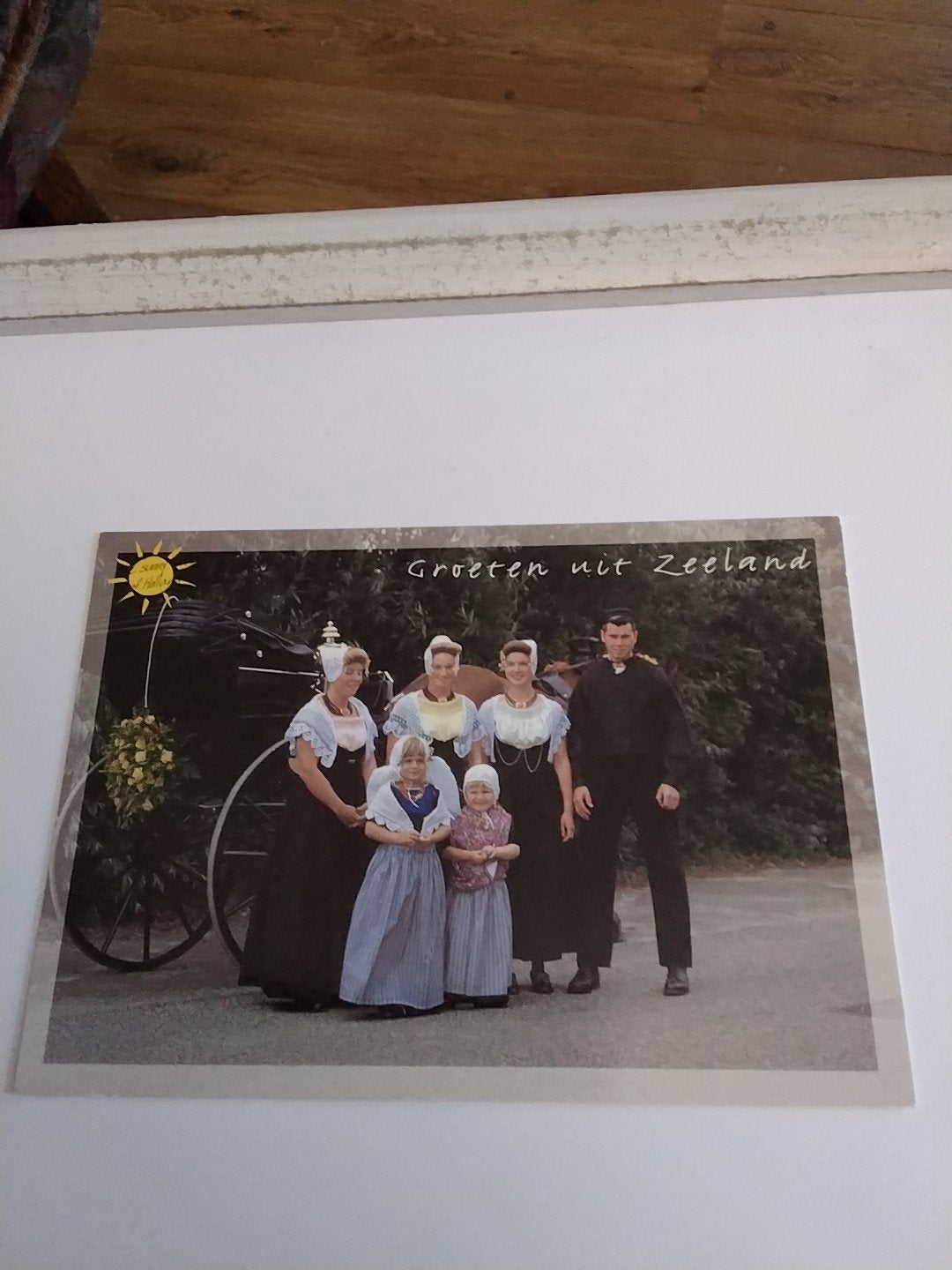 Ansichtkaart Groeten uit Zeeland - Familie in klederdracht, Ophalen of Verzenden, 1980 tot heden, Ongelopen, Zeeland
