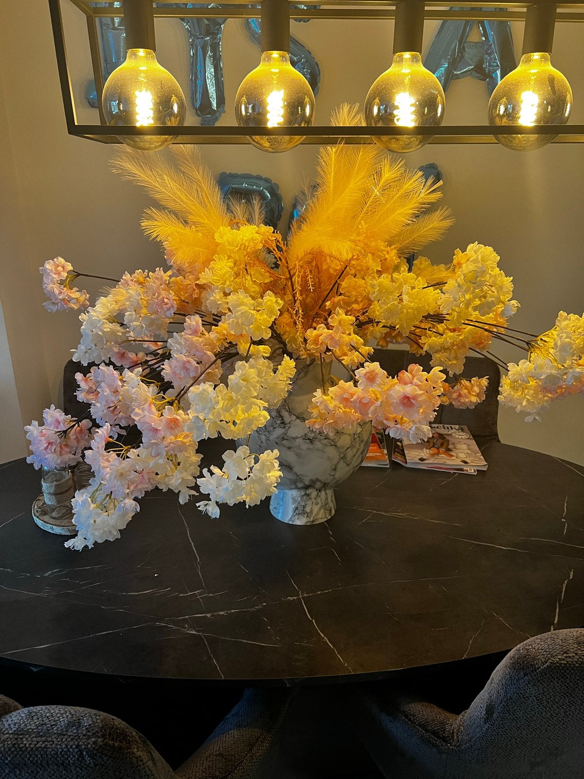 Marmerlook vaas met kunstbloemen (kersenbloesem en pluimen), Huis en Inrichting, Overige materialen, Ophalen of Verzenden, Zo goed als nieuw