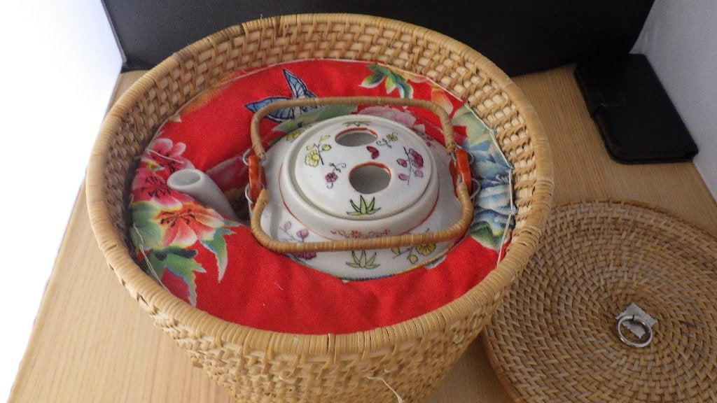 mooie retro theepot in rieten mand (China), Ophalen of Verzenden, Huis en Inrichting