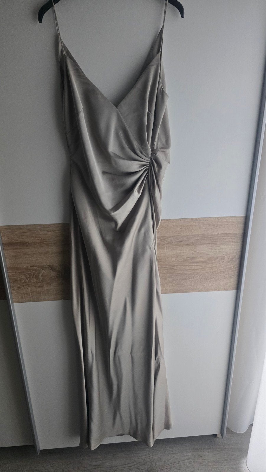 Satijnen maxi jurk met gedrapeerde voorkant, Maat 38/40 (M), Beige, Ophalen of Verzenden, Zo goed als nieuw