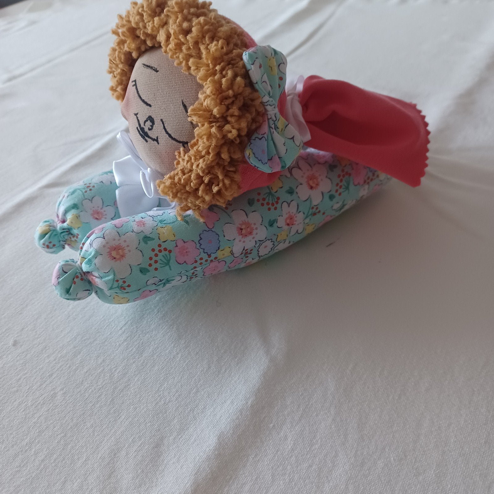 Schattig knuffelpopje met bloemenprint, Ophalen of Verzenden, Nieuw, Babypop