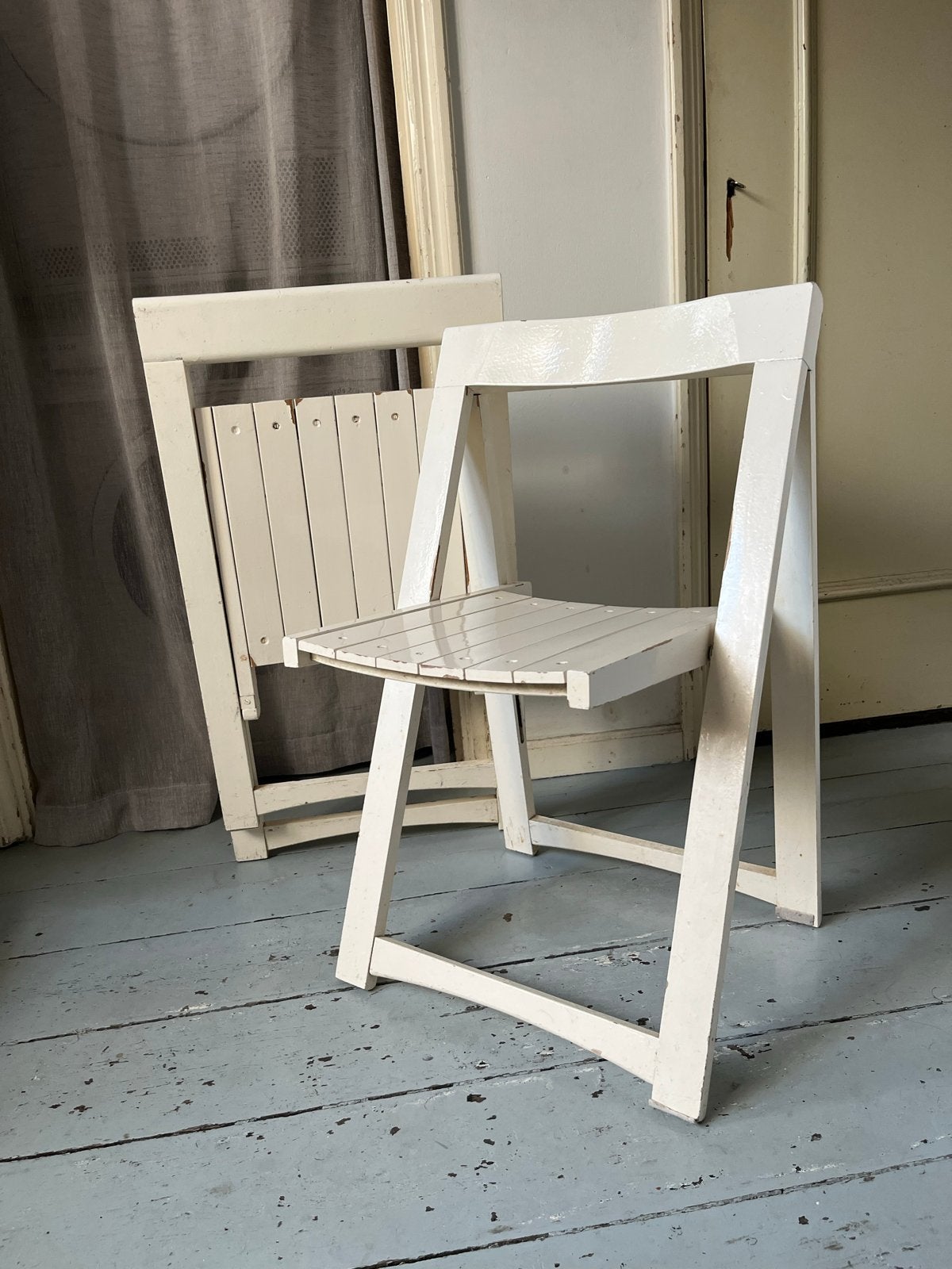 Set van 4 witte houten klapstoelen mid-century modern, Huis en Inrichting, Ophalen, Gebruikt, Wit, Vier