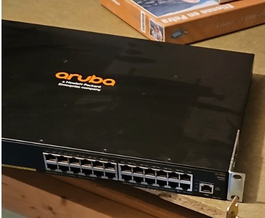 Aruba 2930F 24-poorts switch – JL261A, Ophalen of Verzenden, Gebruikt