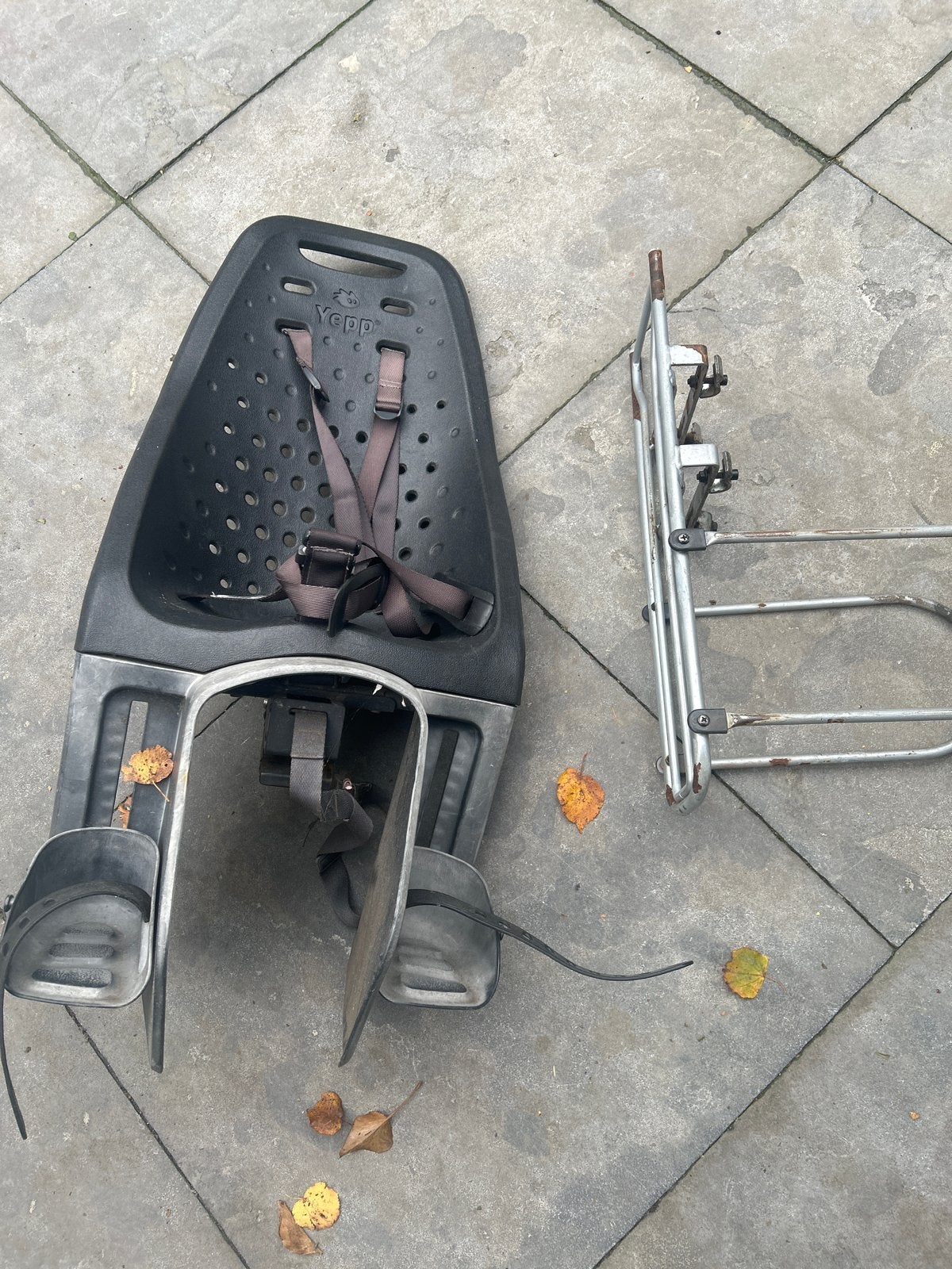 Yepp Fietsstoeltje Achter - Zwart met Voetsteuntjes, Achterzitje, Ophalen of Verzenden, 9 t/m 36 kg, Gebruikt