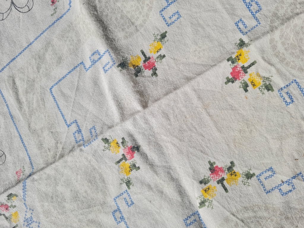 Vintage tafelkleedje, bedrukt maar lijkt geborduurd, Heikant 21 Kaatsheuvel, Katoen, Meerkleurig, Tafelkleed of Tafelzeil