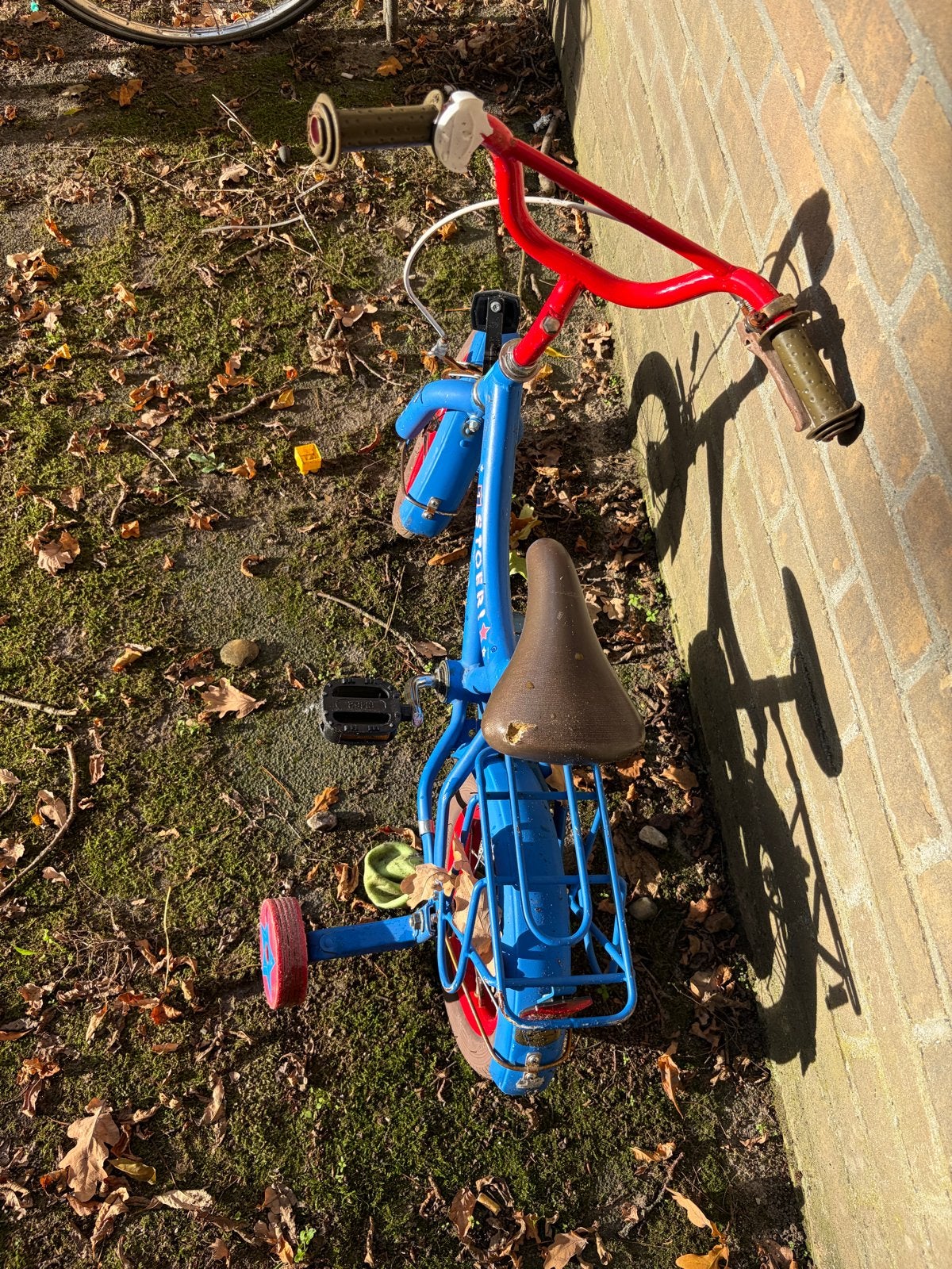 Foto 2 van Blauwe kinderfiets met zijwieltjes
