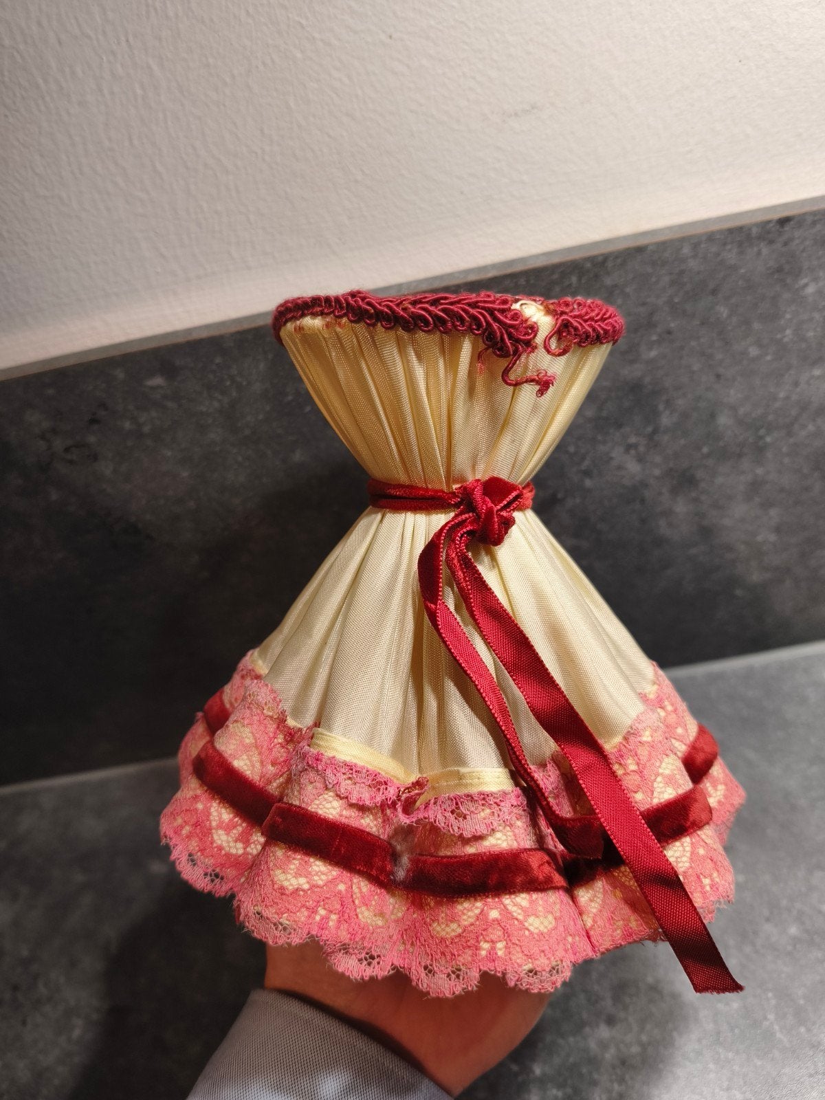 Vintage lampenkapje rood/crème met lint en kant, Gebruikt, Tafellamp, Meerkleurig, Ophalen of Verzenden