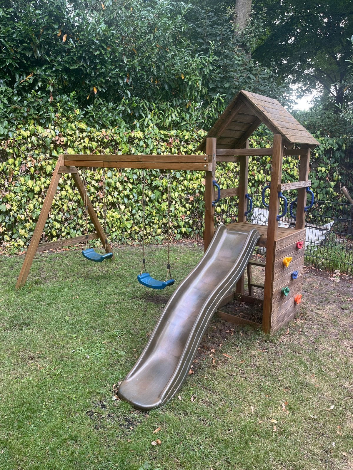 Speelhuisje met schommels, klimwand en glijbaan, Kinderen en Baby's, Speelgoed | Buiten | Speeltoestellen, Ophalen, Gebruikt, Schommel