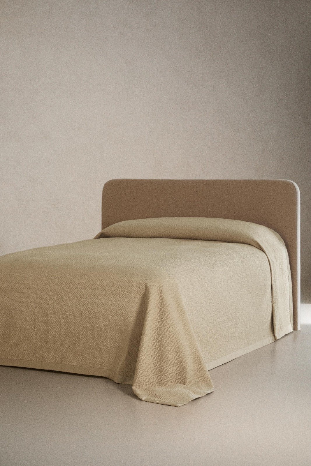 zara home quilted satin sprei nieuw, Verzenden, Beige, Overige merken, Sprei