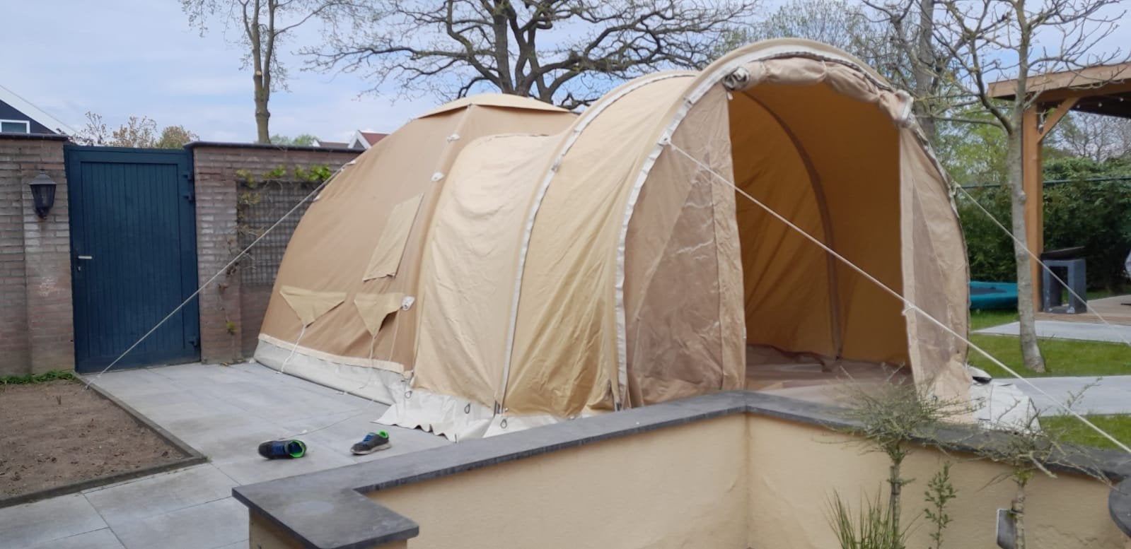 Karsten 300 tent met boogluifel en aanhanger, Ophalen, Zo goed als nieuw, Tot en met 4