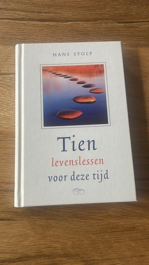 Tien levenslessen voor deze tijd - Hans Stolp, Achtergrond en Informatie, Spiritualiteit algemeen, Ophalen of Verzenden, Zo goed als nieuw