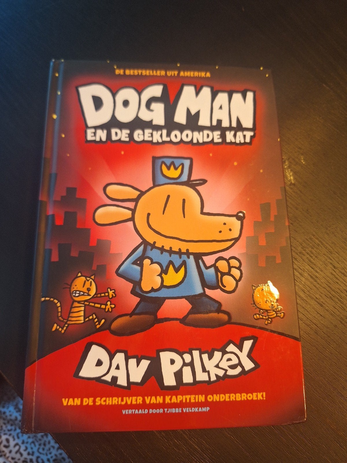Dav Pilkey - Dog Man en de gekloonde kat, Boeken, Fictie algemeen, Ophalen of Verzenden, Zo goed als nieuw, Dav Pilkey