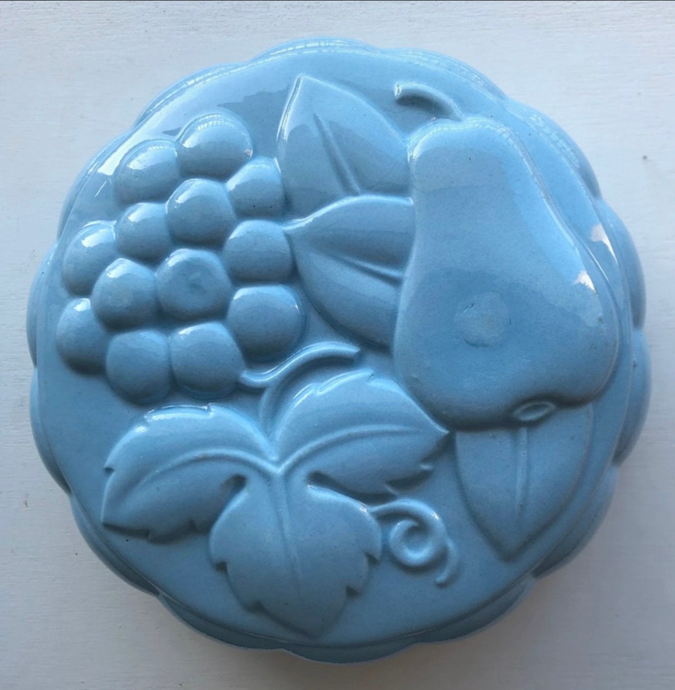 Vintage pastelblauwe puddingvorm met fruitreliëf, Ophalen of Verzenden
