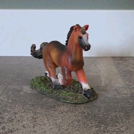 Beeld beeldje paard pony in draf op gras, Ophalen of Verzenden, Zo goed als nieuw, Dier