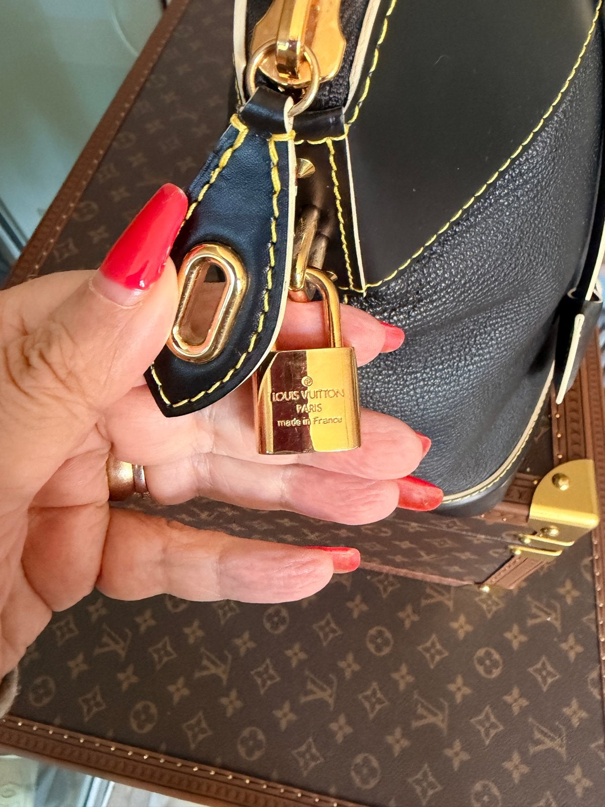 Foto 5 van Louis Vuitton Suhali Lockit Handtas Zwart