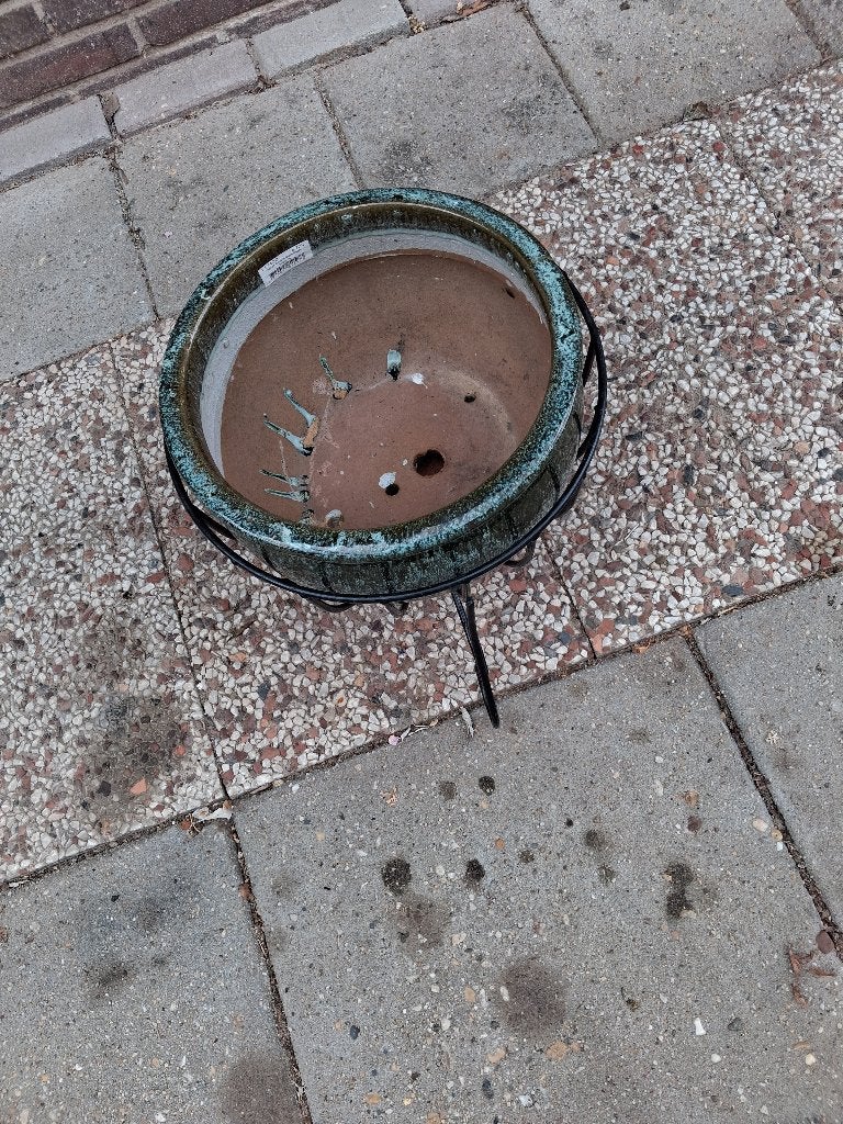 bloempot groot in ijzeren houder tuin of in huis groen, Ophalen, Steen, Rond, Zo goed als nieuw