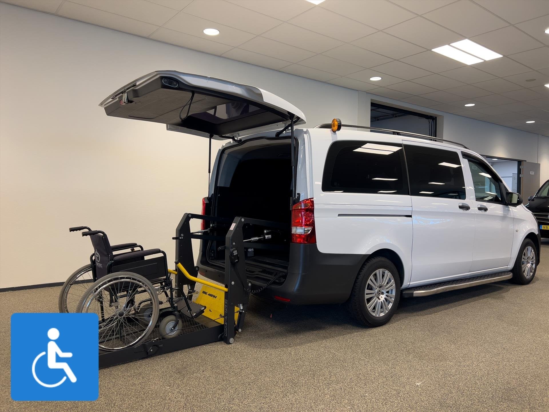 Mercedes-Benz Vito L2H1 Rolstoelbus, 12 maanden, Stof, Gebruikt, 4 cilinders