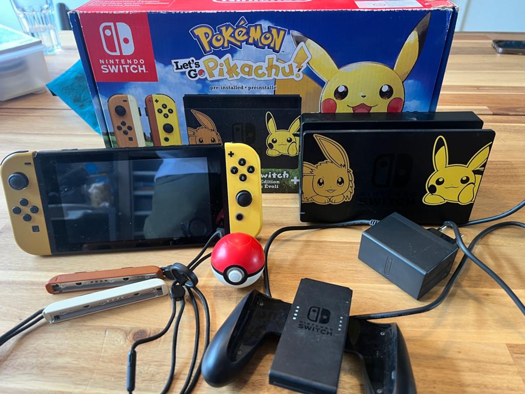 Nintendo Switch Pokémon Pikachu Edition + Poké Ball, Ophalen of Verzenden, Zo goed als nieuw, Met 1 controller, Switch Original