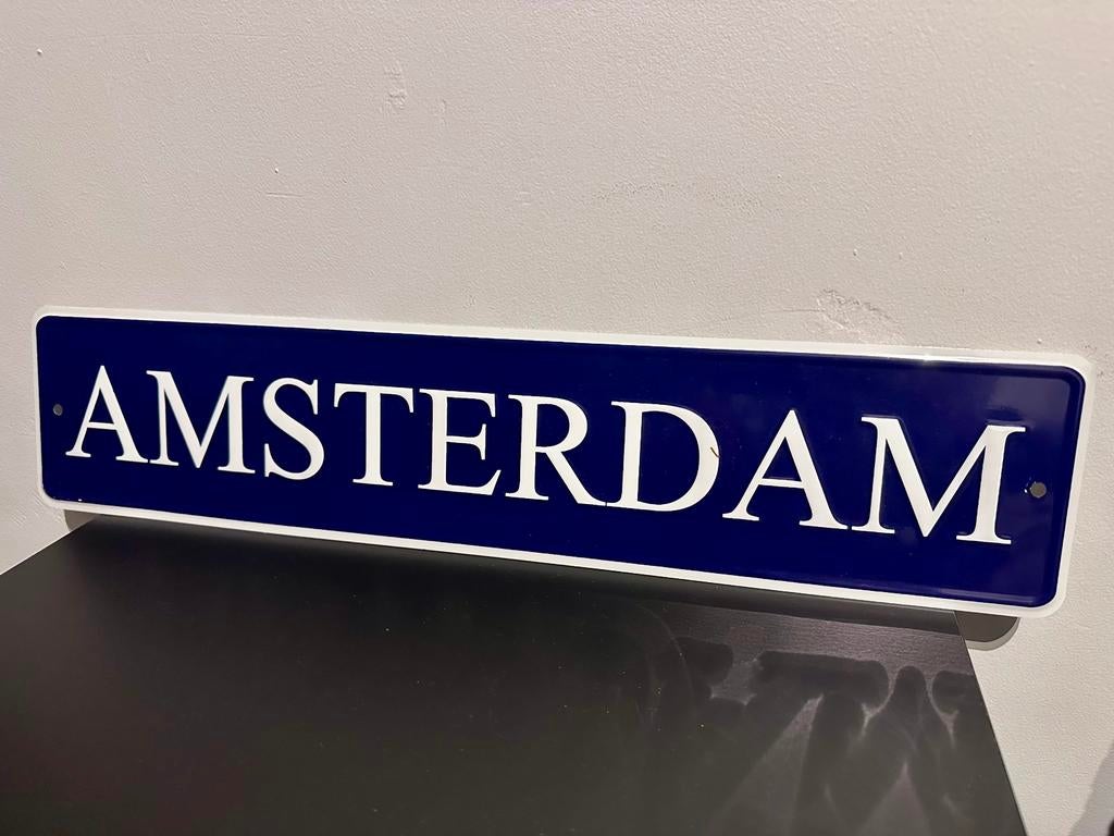 AMSTERDAM METALEN BORD BLAUW/WIT 52,5 X 12, Verzamelen, Merken en Reclamevoorwerpen, Ophalen of Verzenden, Zo goed als nieuw, Reclamebord