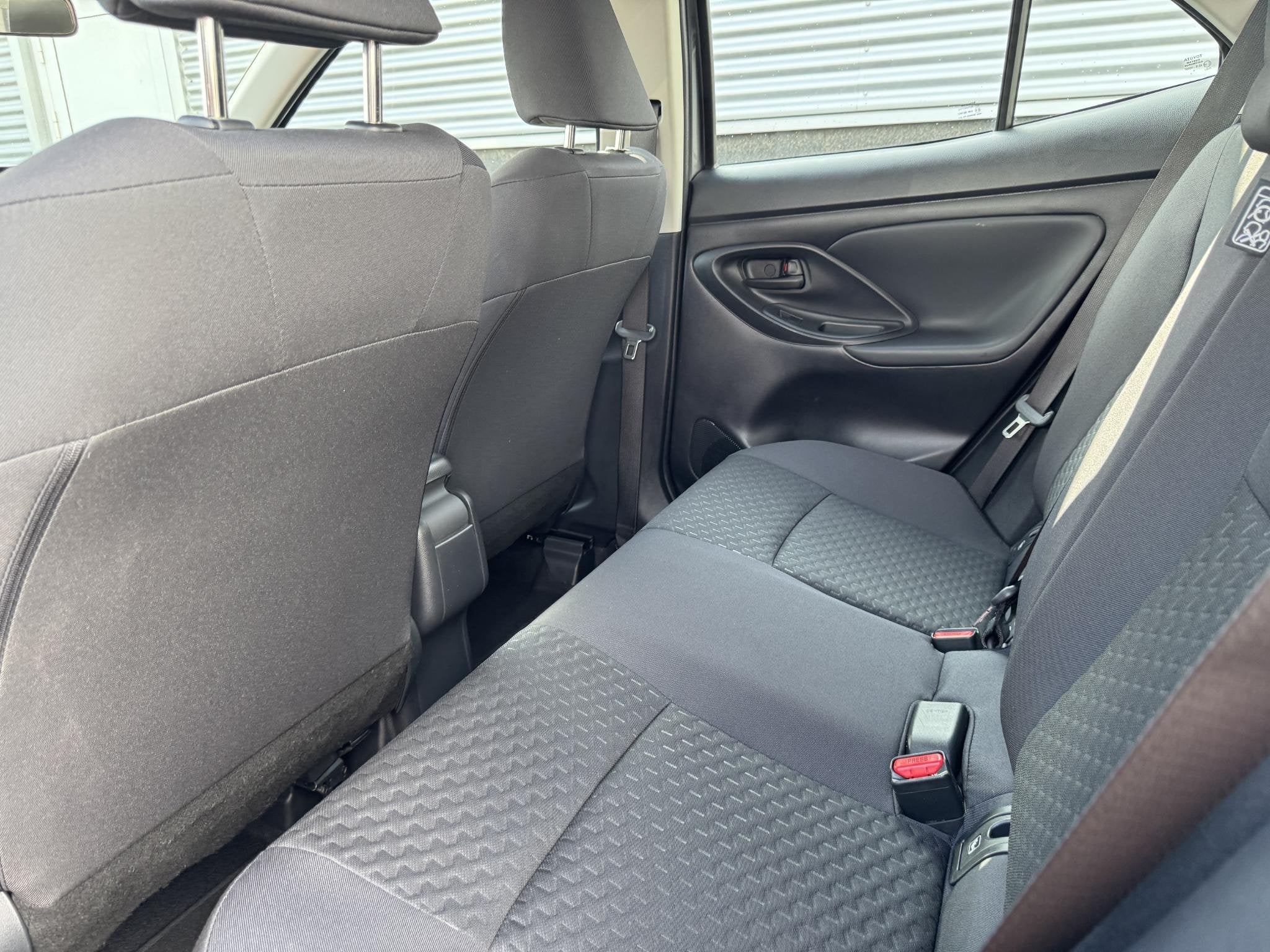 Toyota Yaris Cross 1.5 Hybrid 115 Active 3x div. kleuren bes, Auto's, Dealer onderhouden, Stof, Gebruikt, Start-stop-systeem