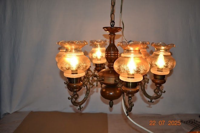 Antieke houten hanglamp / kroonluchter met 6 lichtpunten, Ophalen of Verzenden, Gebruikt, Glas, E27 (groot)