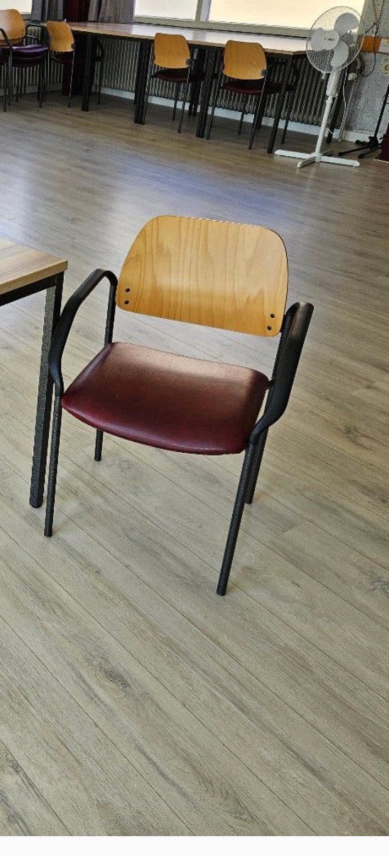 Partij horeca kerk cafe stapelstoelen stackchairs, Huis en Inrichting, Ophalen, Zo goed als nieuw, Bruin, Vijf, Zes of meer stoelen